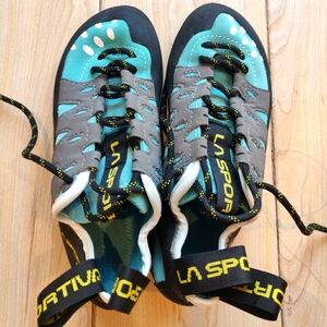 La Sportiva Women's Tarantulace climbing shoes, size 5.5, in turquoise